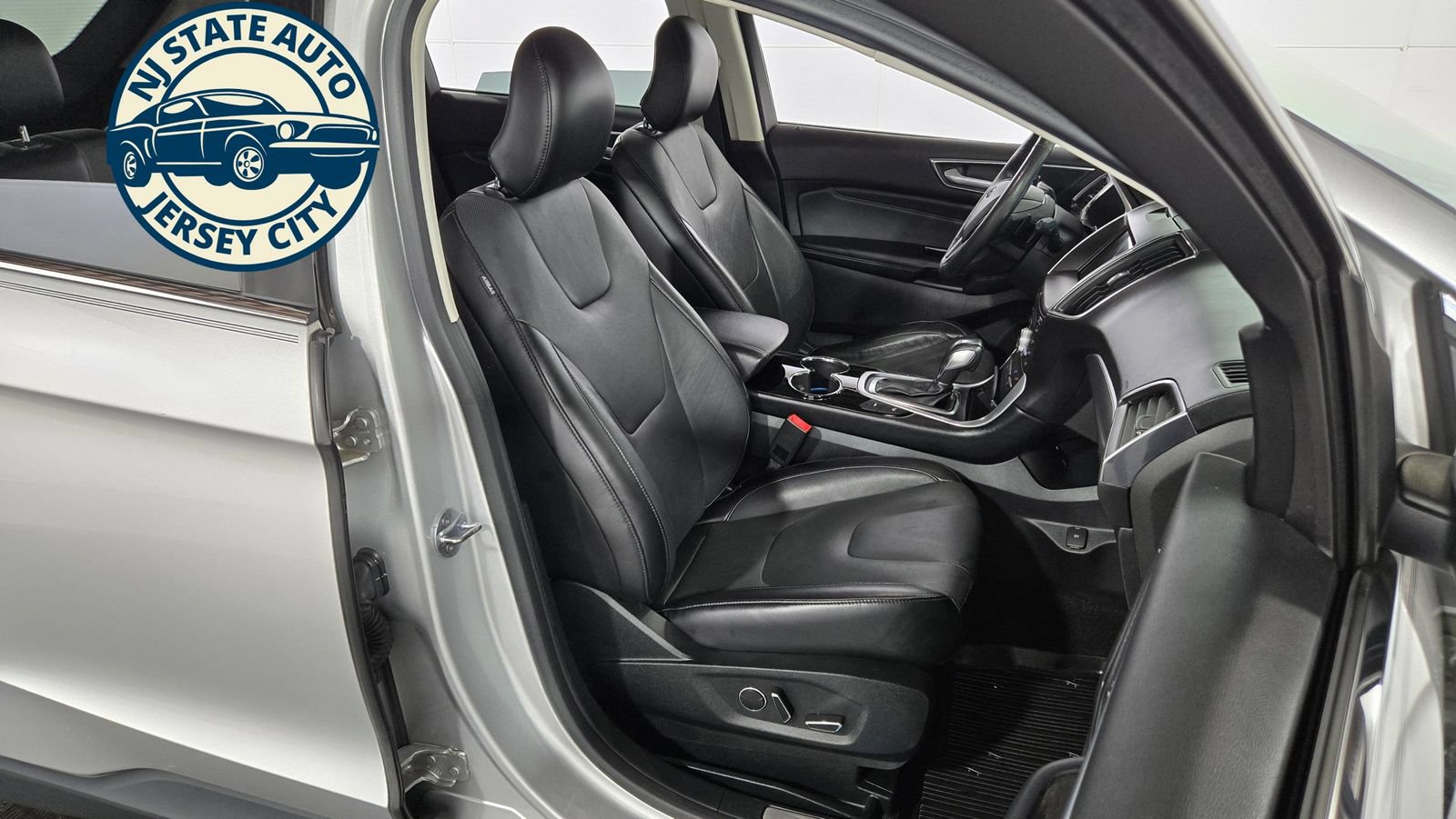 Used 2018 Ford Edge Titanium w/ Equipment Group 302A AWD/4WD image 40