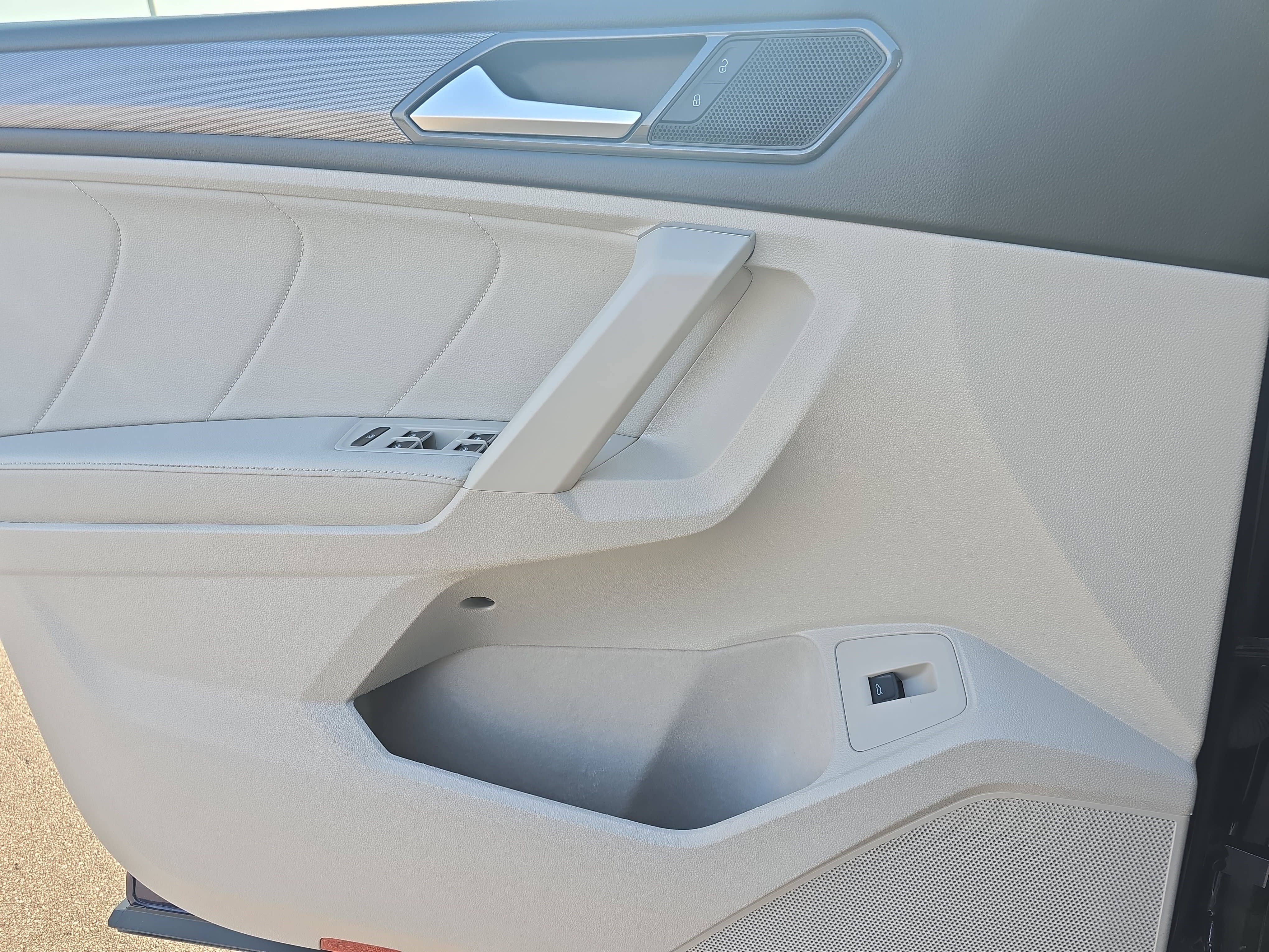 Used 2022 Volkswagen Tiguan SE image 25