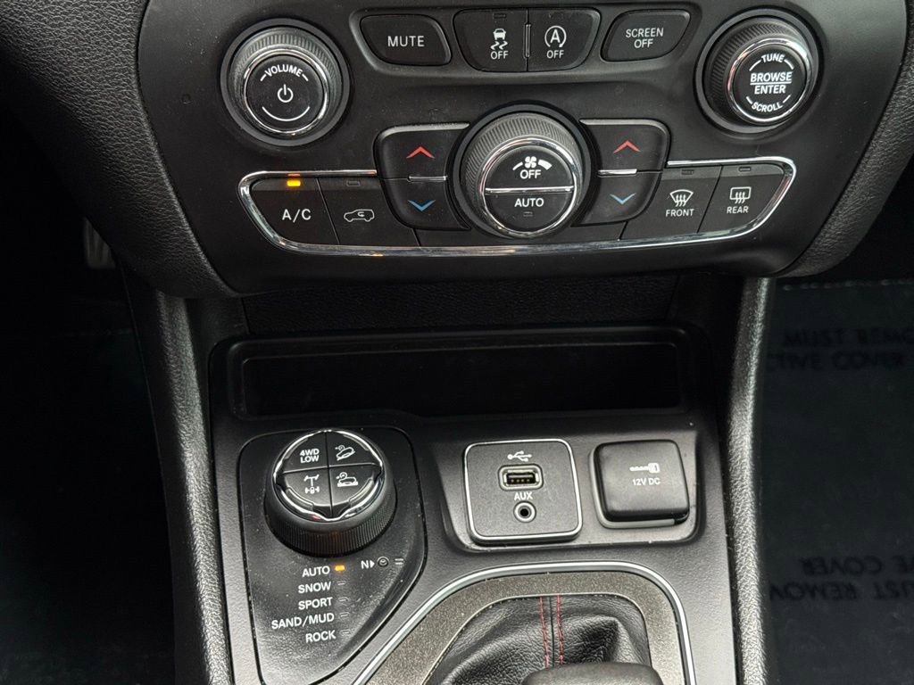 Used 2019 Jeep Cherokee Trailhawk AWD/4WD image 28