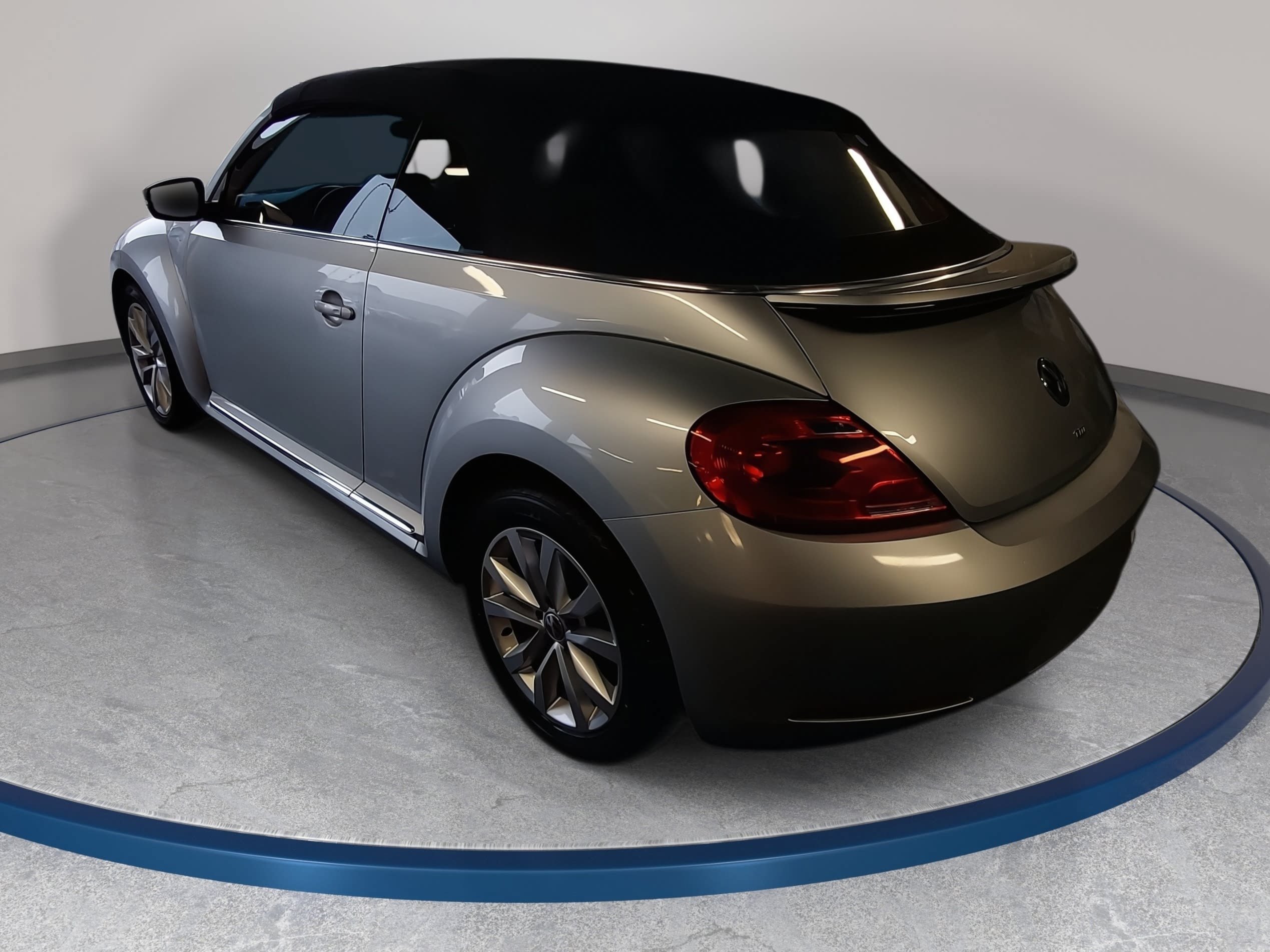 Used 2013 Volkswagen Beetle TDI FWD image 7
