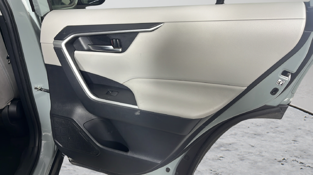 Used 2020 Toyota RAV4 XLE w/ Convenience Package FWD image 19