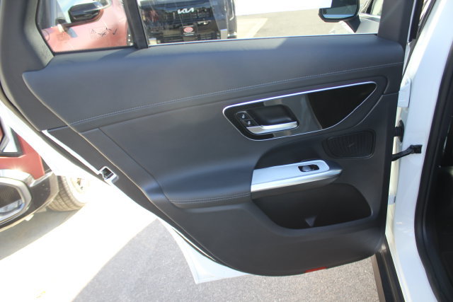 Used 2025 Mercedes-Benz GLC 300 4MATIC image 23