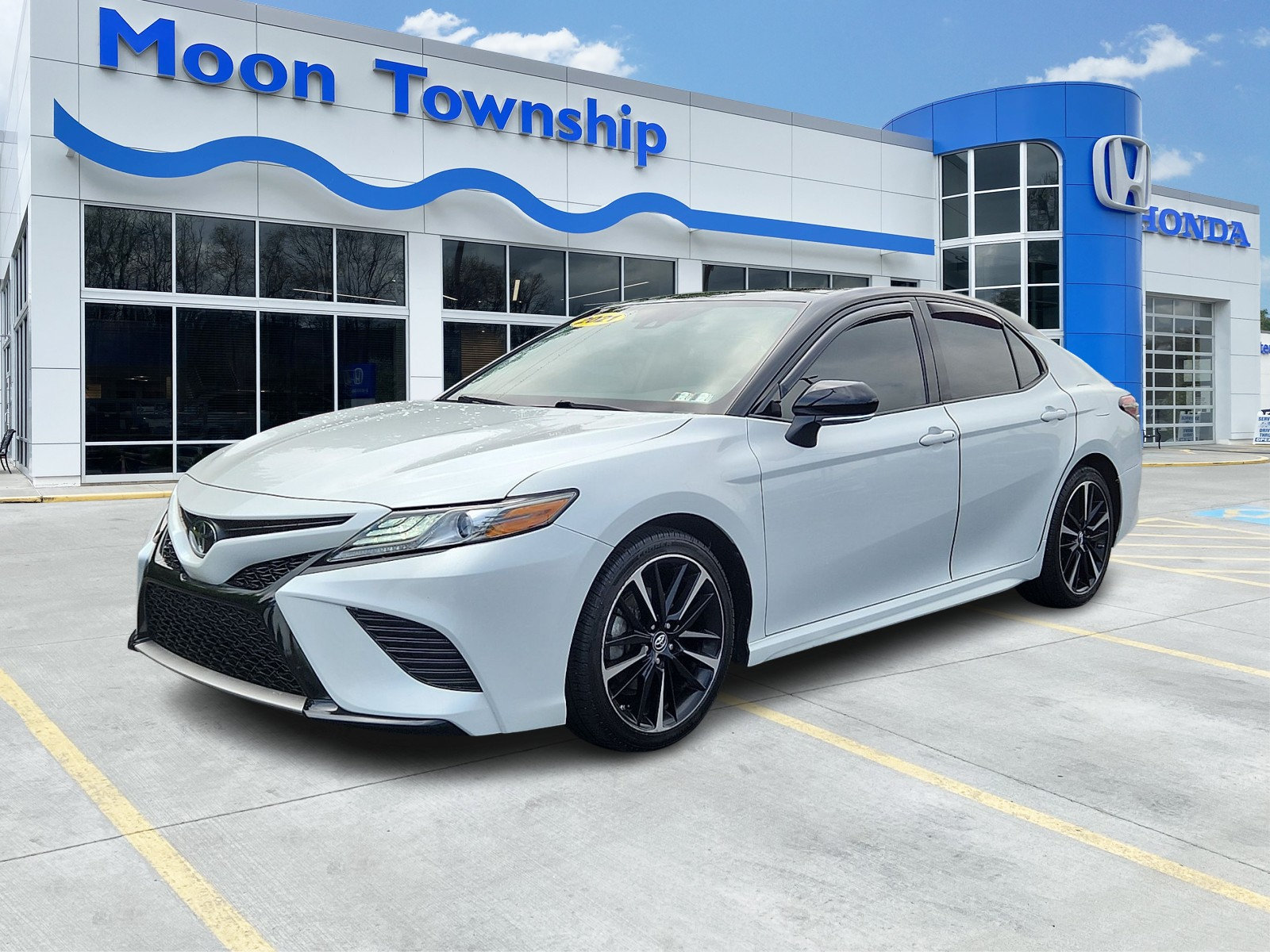 Used 2019 Toyota Camry XSE w/ Navigation Package FWD image 3