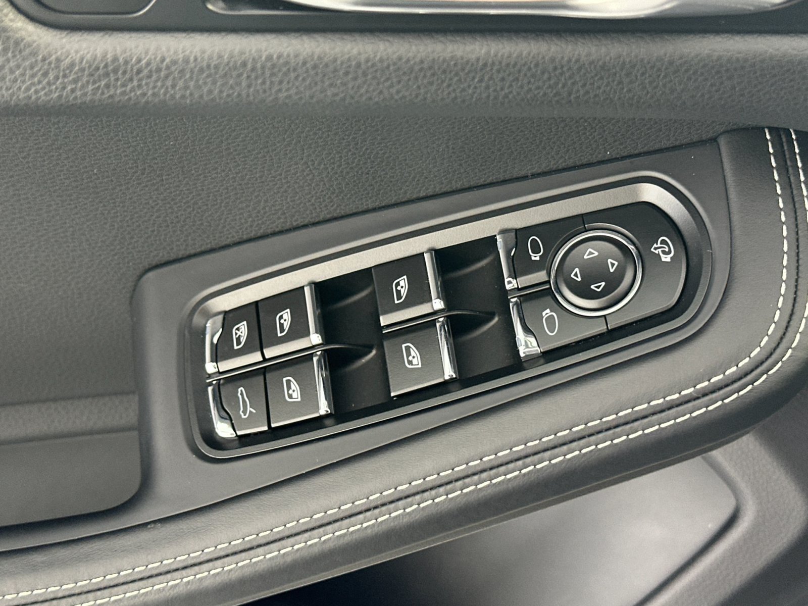 Certified 2025 Porsche Macan AWD/4WD image 13