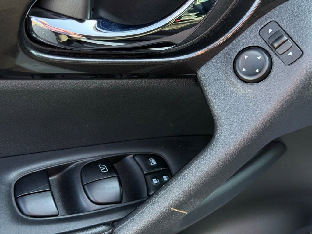 Used 2017 Nissan Rogue SV w/ SV Premium Package image 20