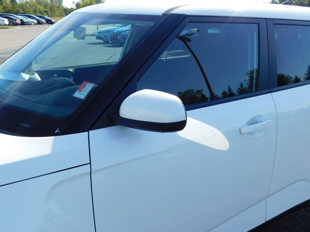 Used 2025 Kia Soul LX w/ LX Technology Package FWD image 11