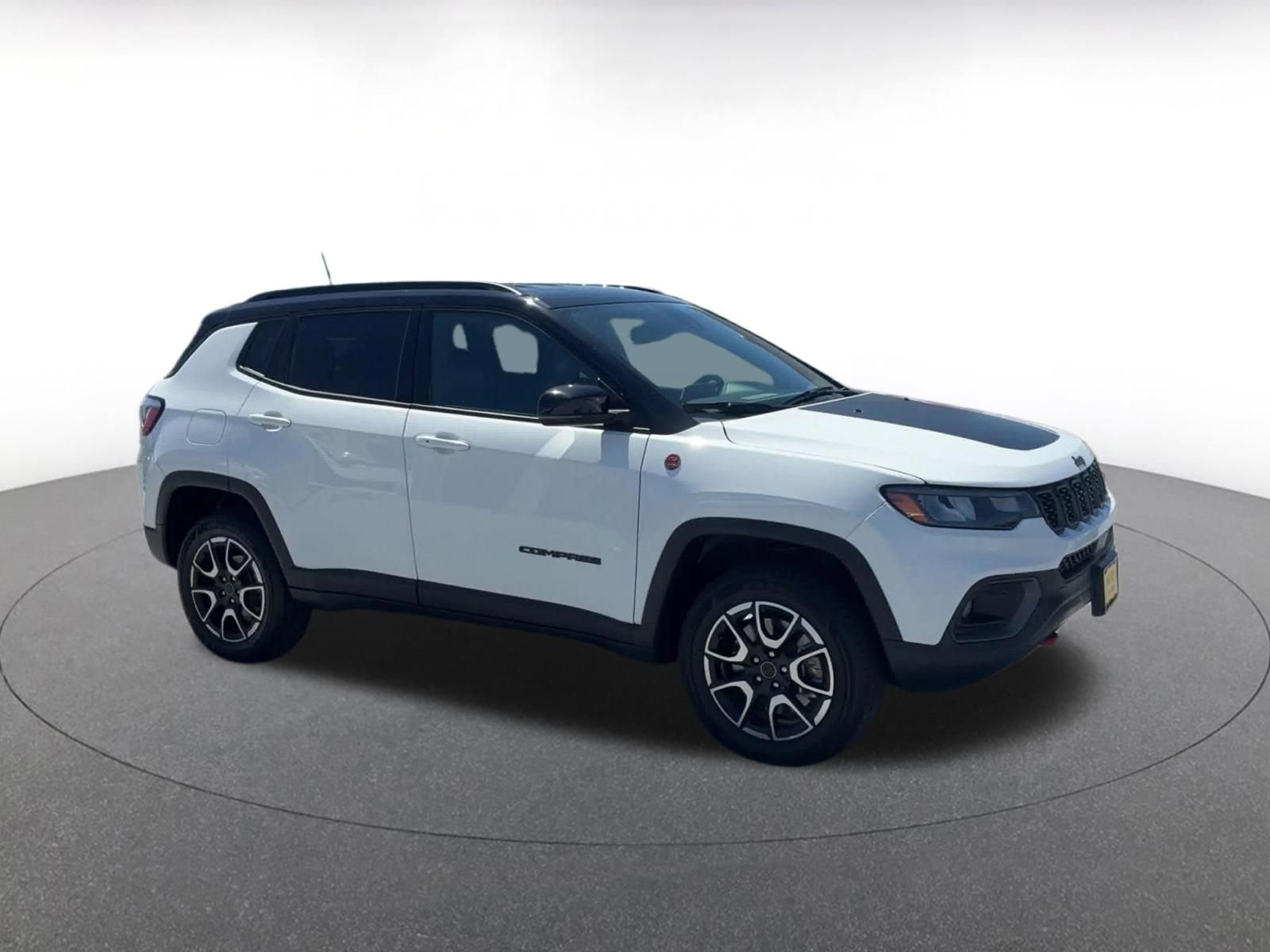 Used 2025 Jeep Compass Trailhawk AWD/4WD image 2