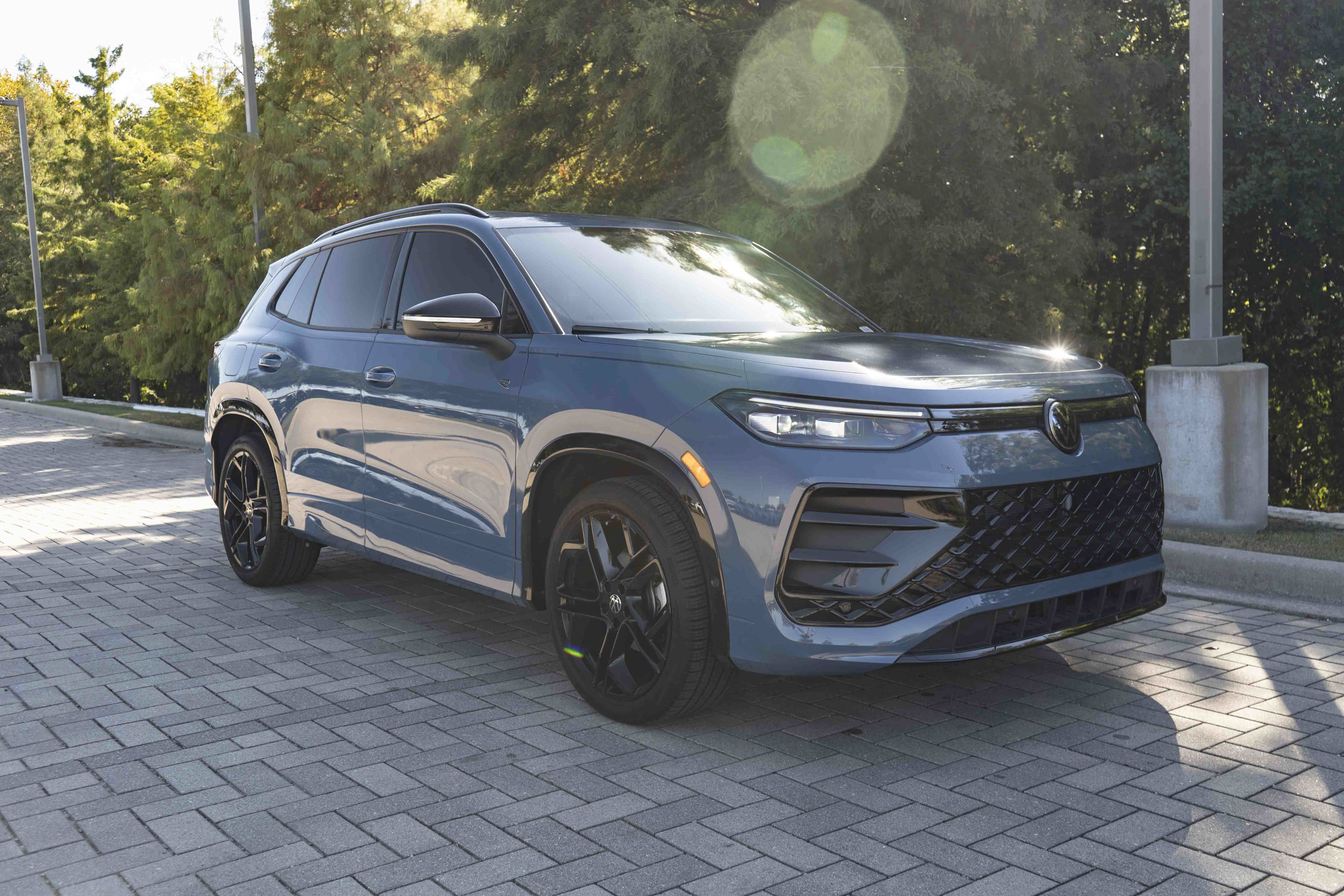 Certified 2026 Volkswagen Tiguan SE R-Line FWD image 2