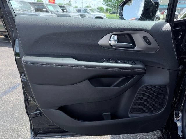 New 2027 Chrysler Pacifica Select FWD image 13