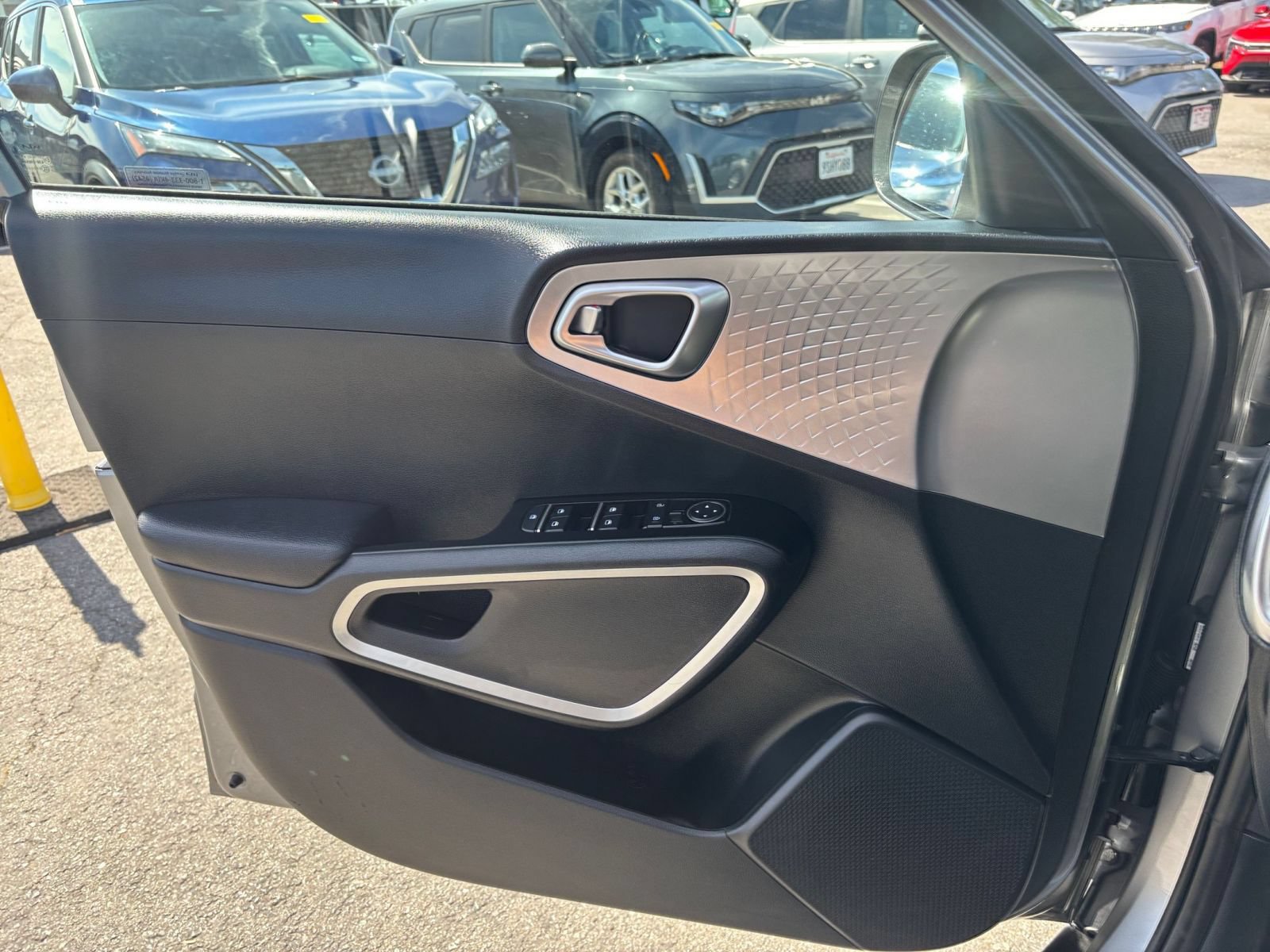 Used 2025 Kia Soul LX w/ LX Technology Package FWD image 18