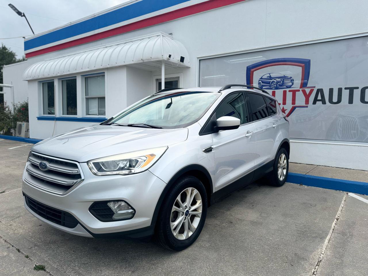 Used 2017 Ford Escape SE w/ Equipment Group 201A FWD image 12
