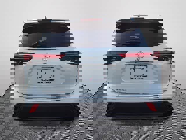 Used 2023 Toyota Highlander L image 3