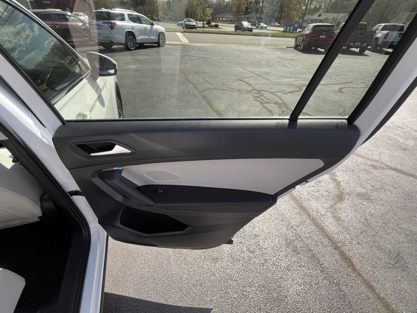 Used 2019 Volkswagen Tiguan SE w/ Panoramic Sunroof Package image 17