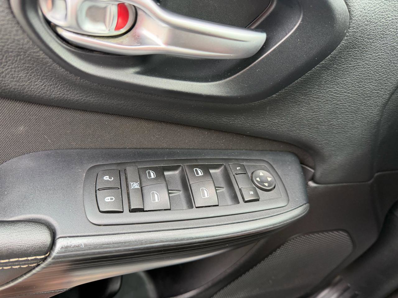 Used 2016 Jeep Cherokee Sport image 39