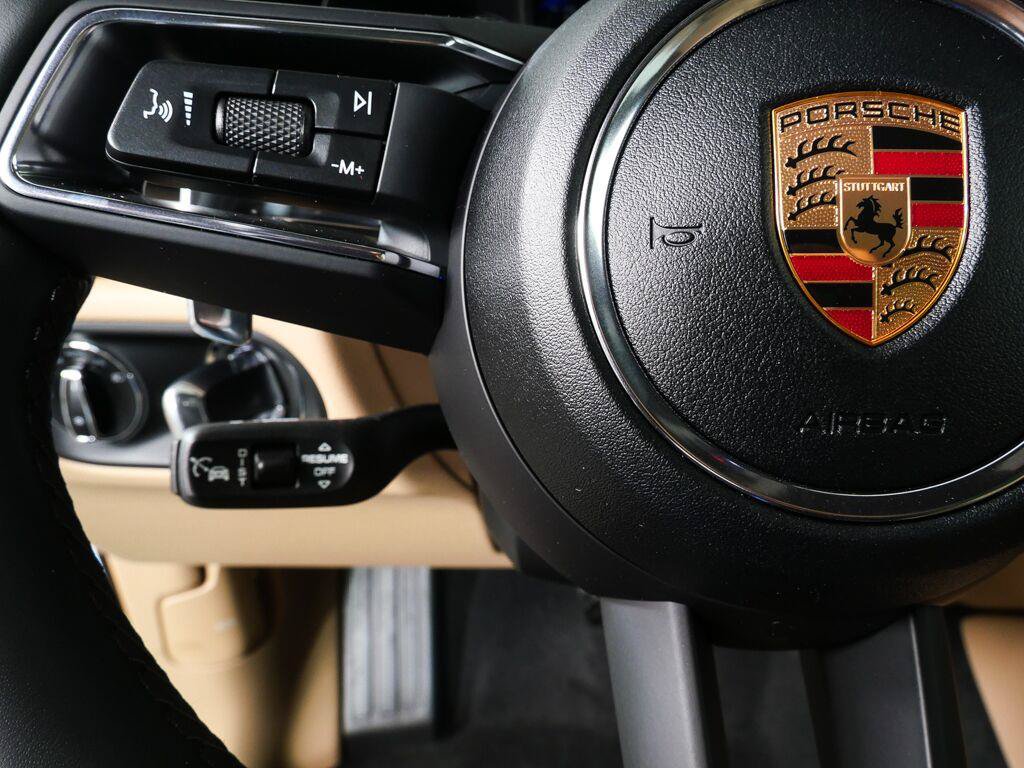 Certified 2026 Porsche Macan AWD/4WD image 10
