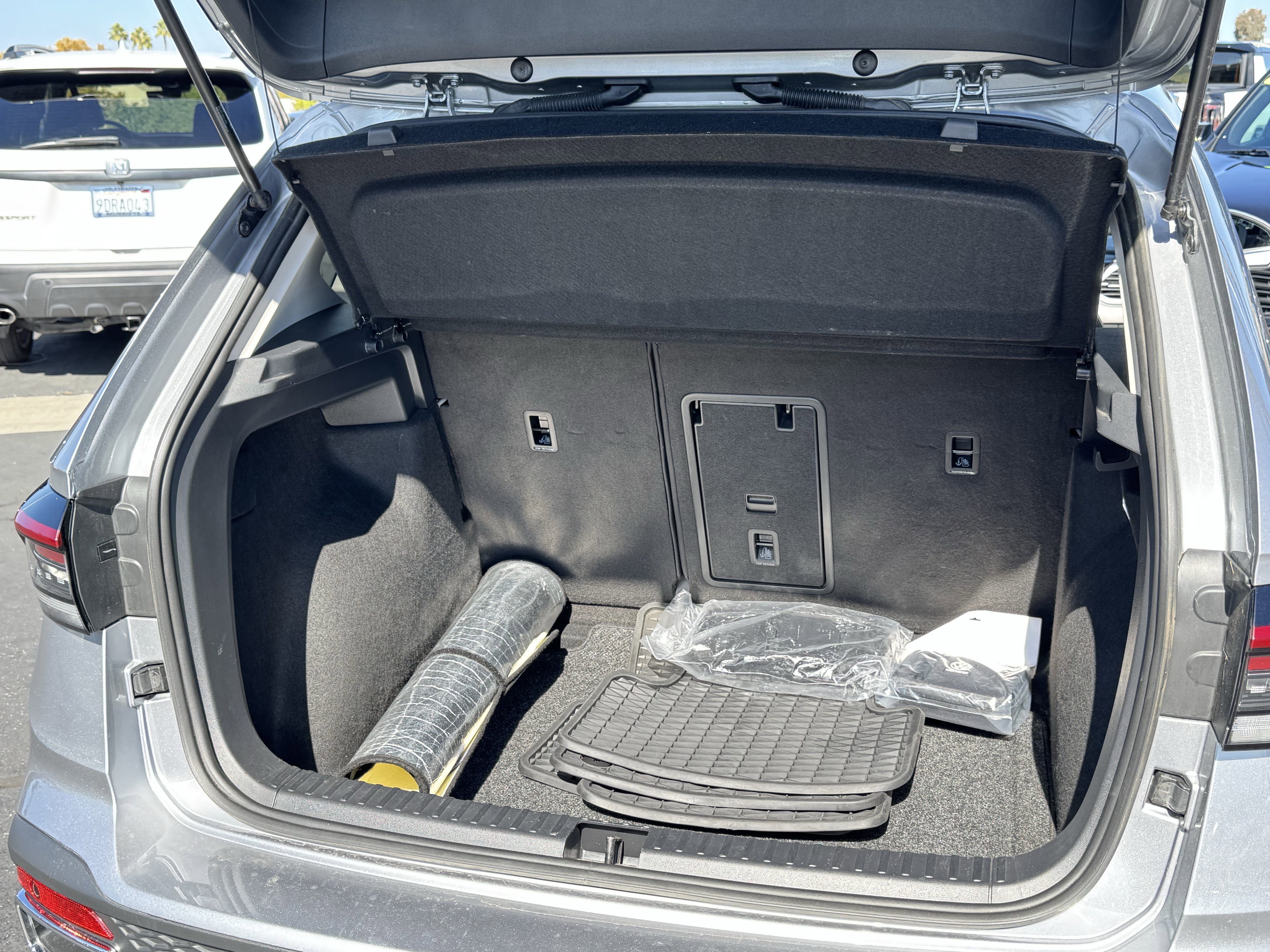 Used 2025 Volkswagen Taos SE image 37