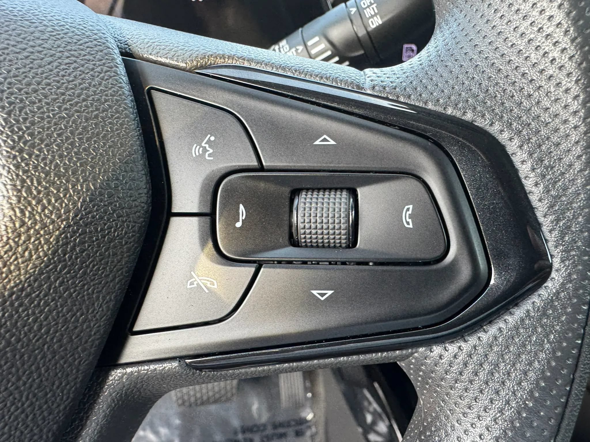 Used 2025 Chevrolet Trax LT FWD image 16