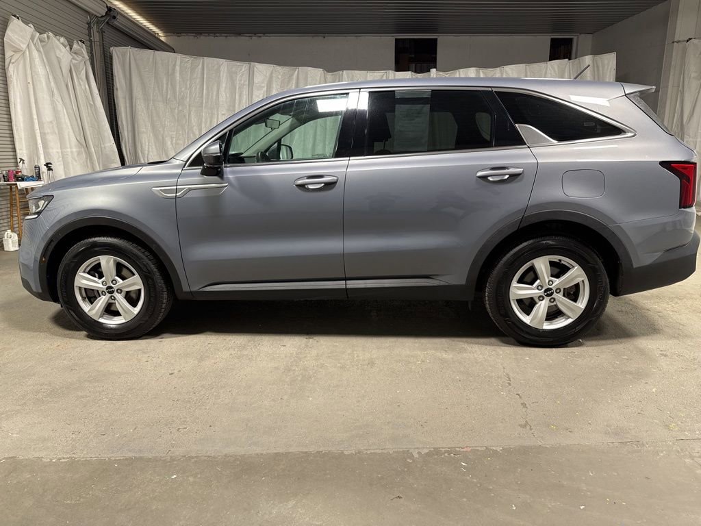 Used 2023 Kia Sorento LX FWD image 4