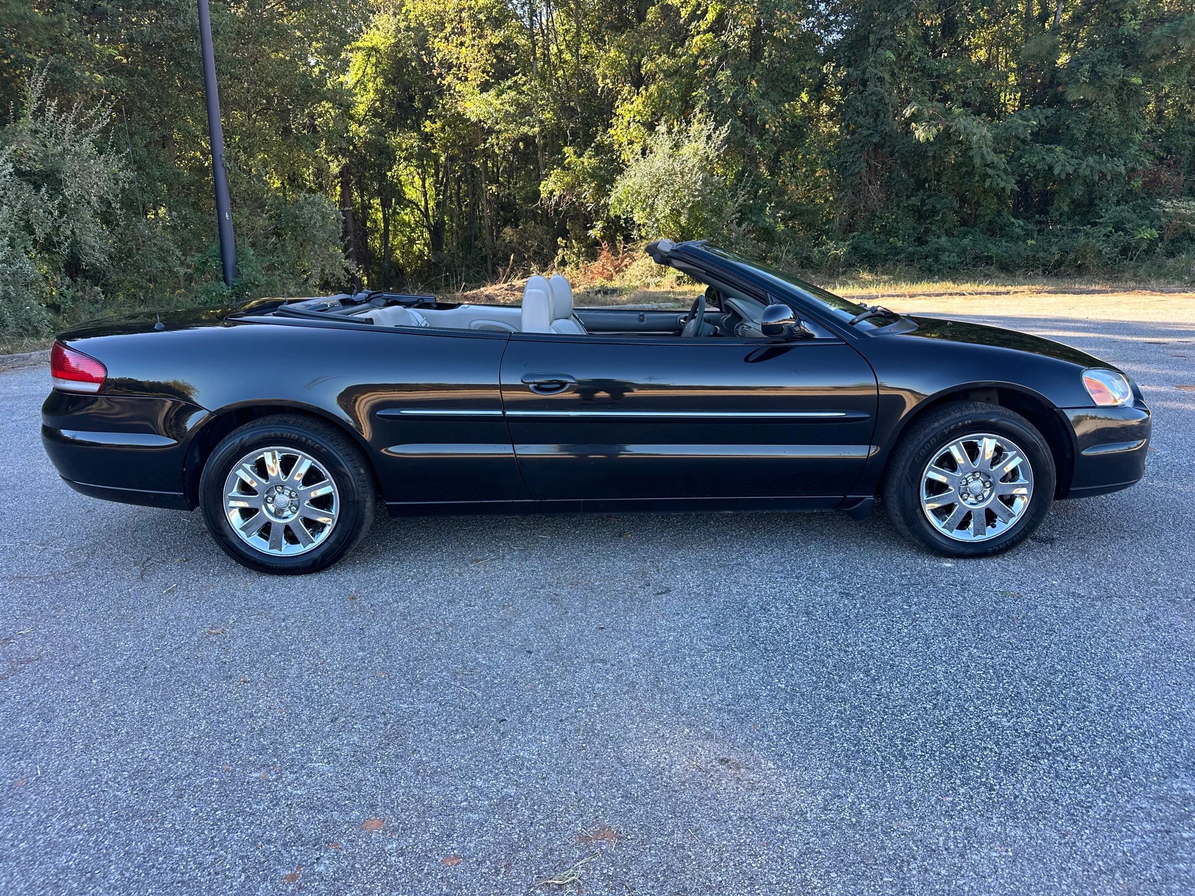 Used 2004 Chrysler Sebring Limited w/ Driver Convenience Group image 6