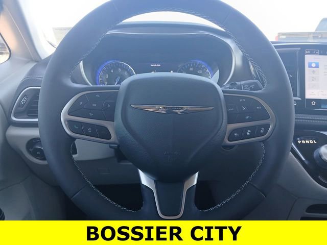 Used 2023 Chrysler Pacifica Touring-L image 11