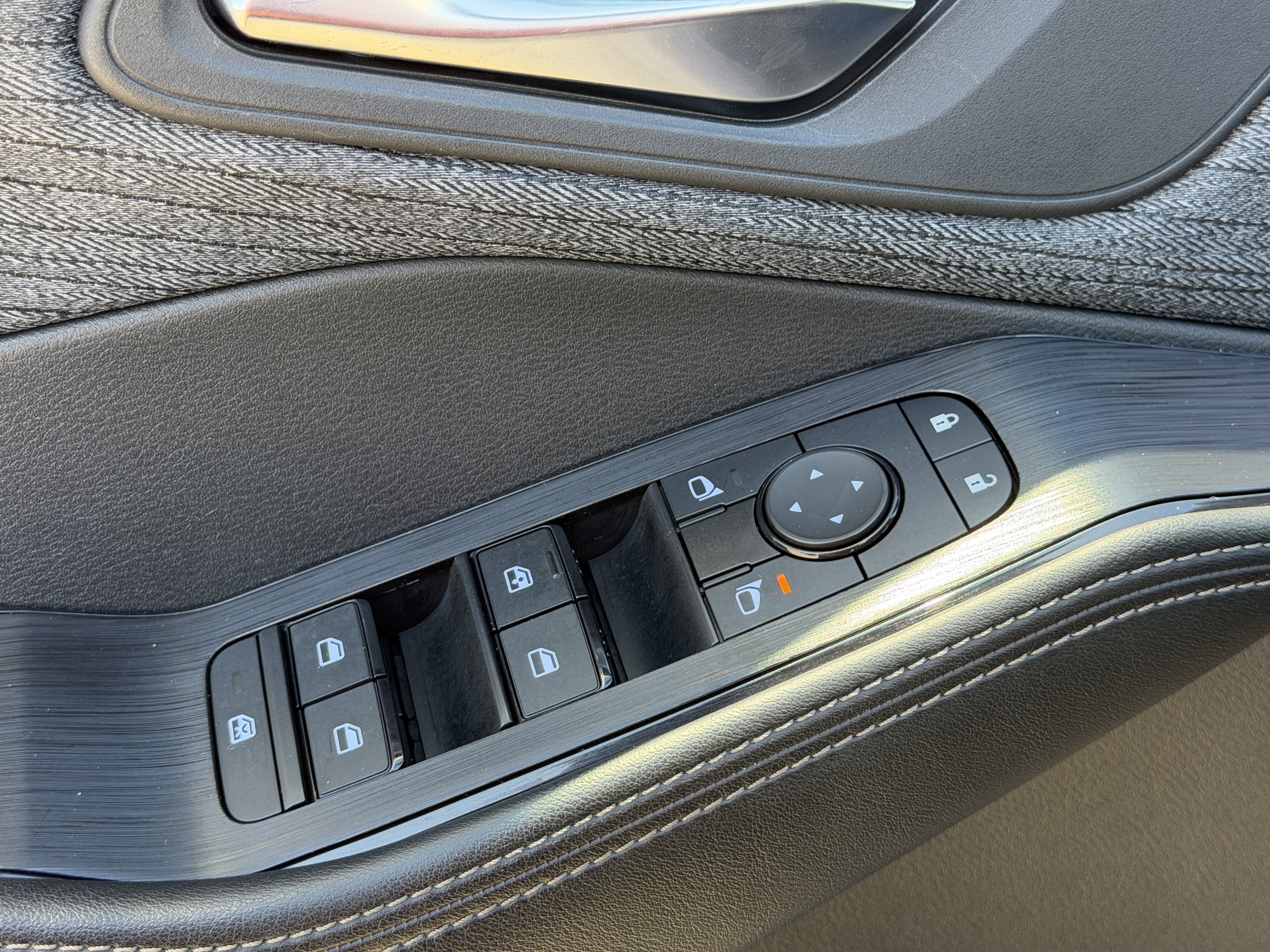 Used 2023 Nissan Rogue SV image 19