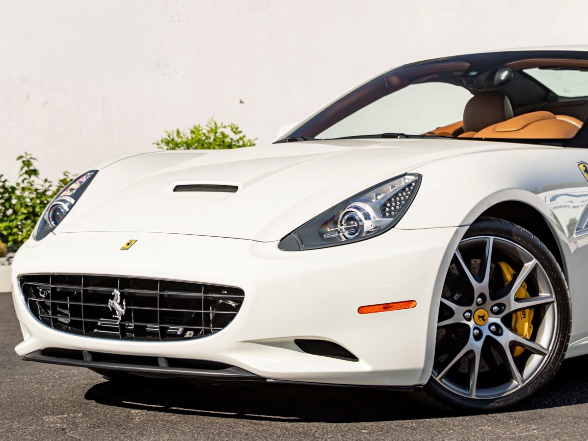 Used 2010 Ferrari California RWD image 3
