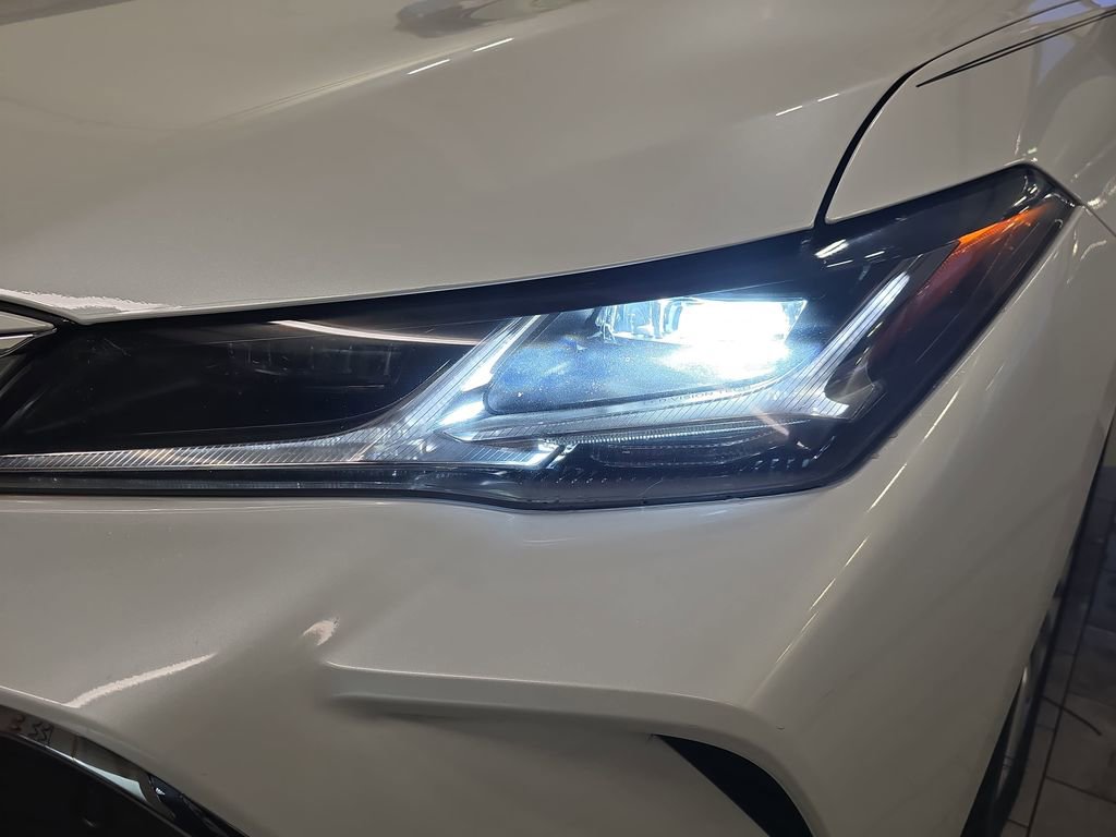 Used 2020 Toyota Avalon Limited image 32