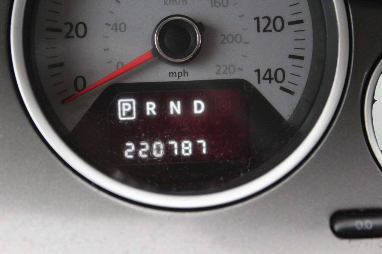 Used 2010 Volkswagen Routan SE FWD image 10