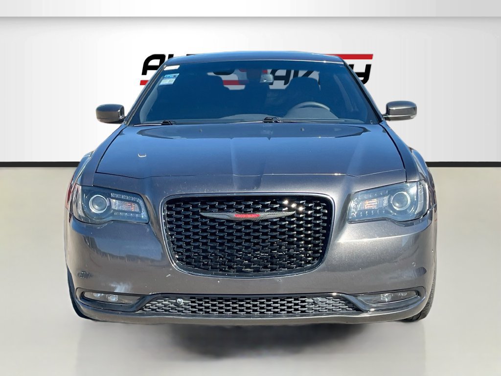 Used 2023 Chrysler 300 S w/ Comfort Group RWD image 2