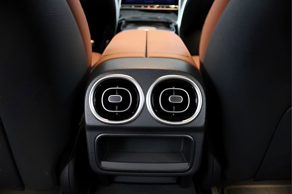 Used 2024 Mercedes-Benz C 300 Sedan image 23