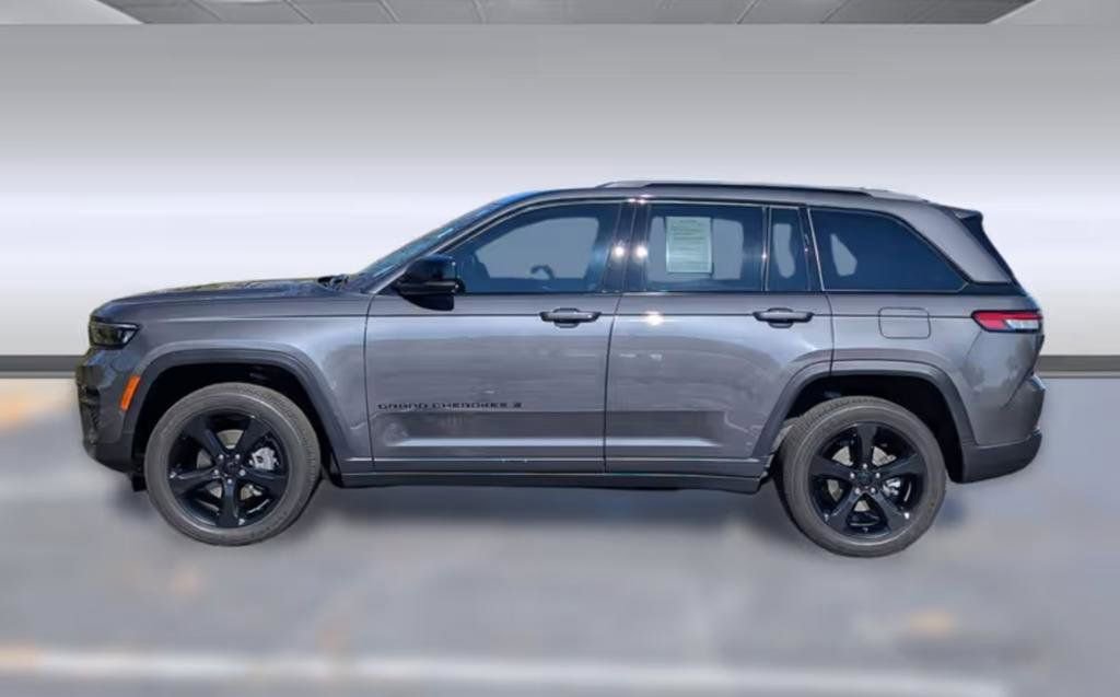 Used 2023 Jeep Grand Cherokee L Laredo image 2