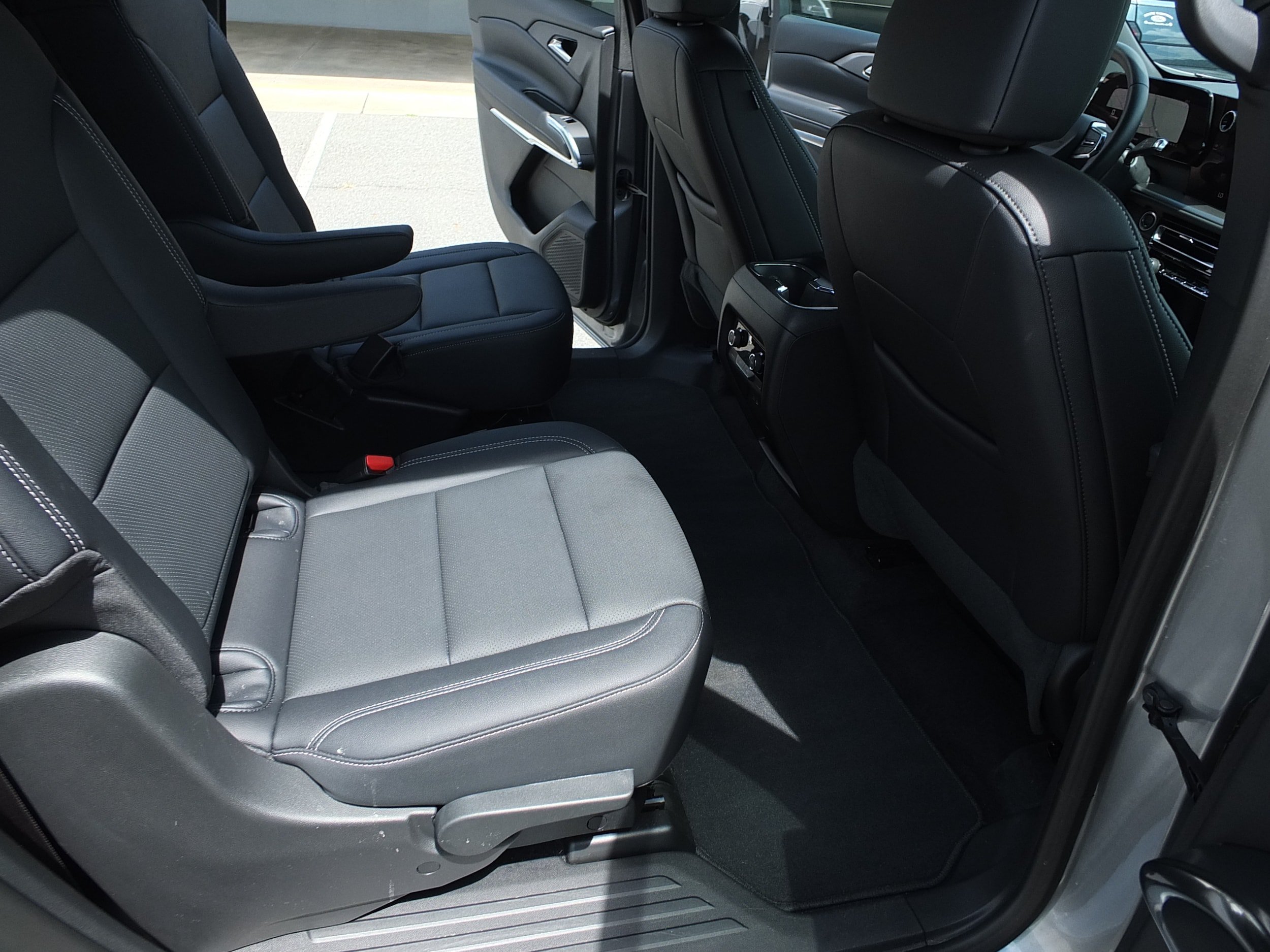 Used 2026 Chevrolet Traverse LT FWD image 13