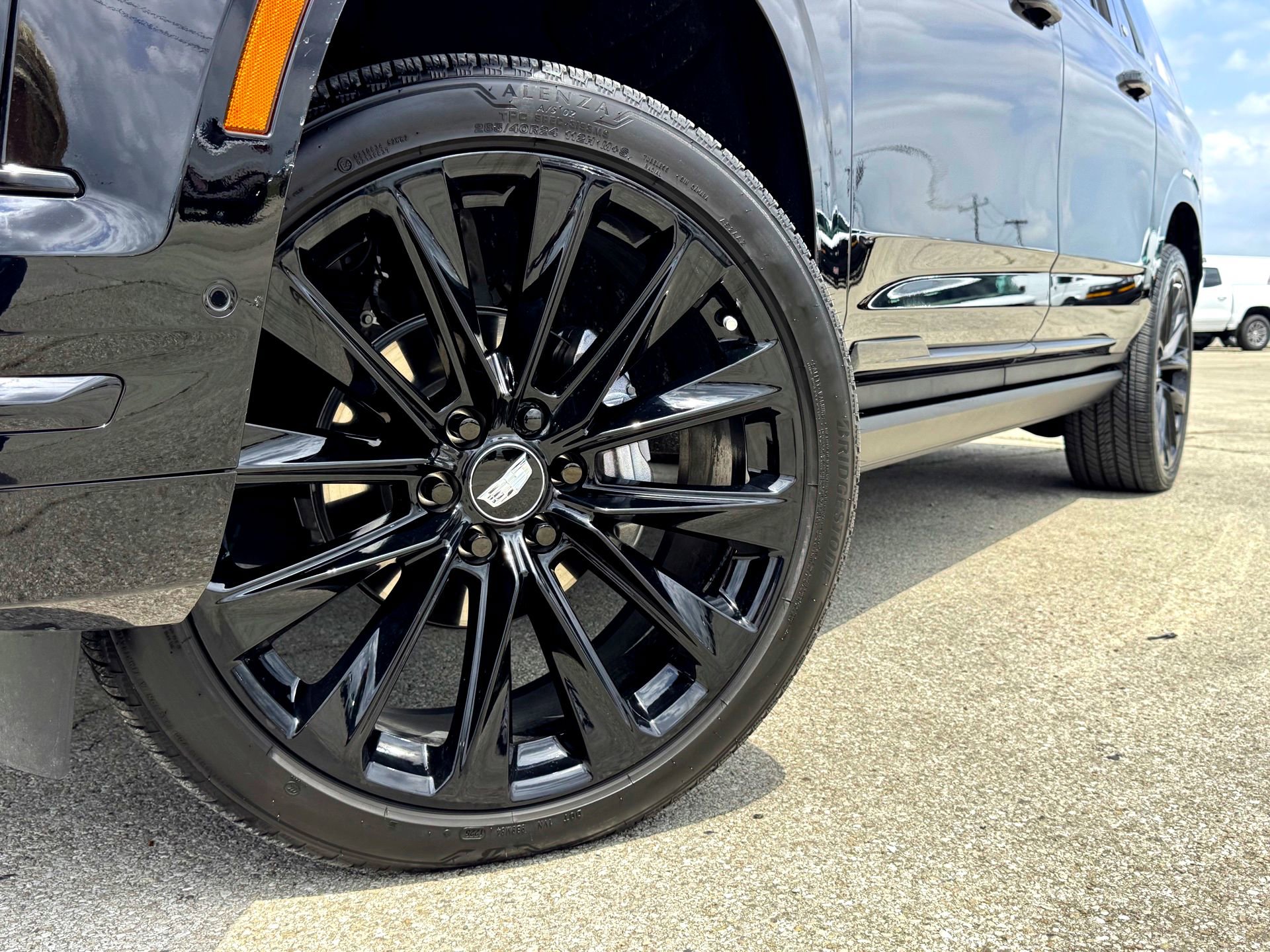 Used 2025 Cadillac Escalade ESV Sport Platinum image 2