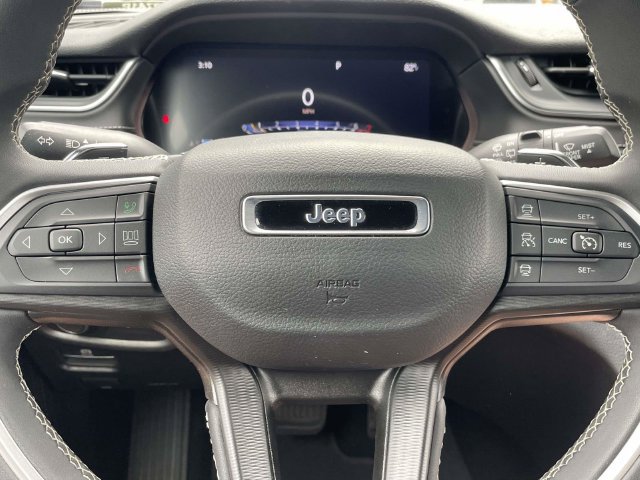 Used 2024 Jeep Grand Cherokee Laredo AWD/4WD image 16