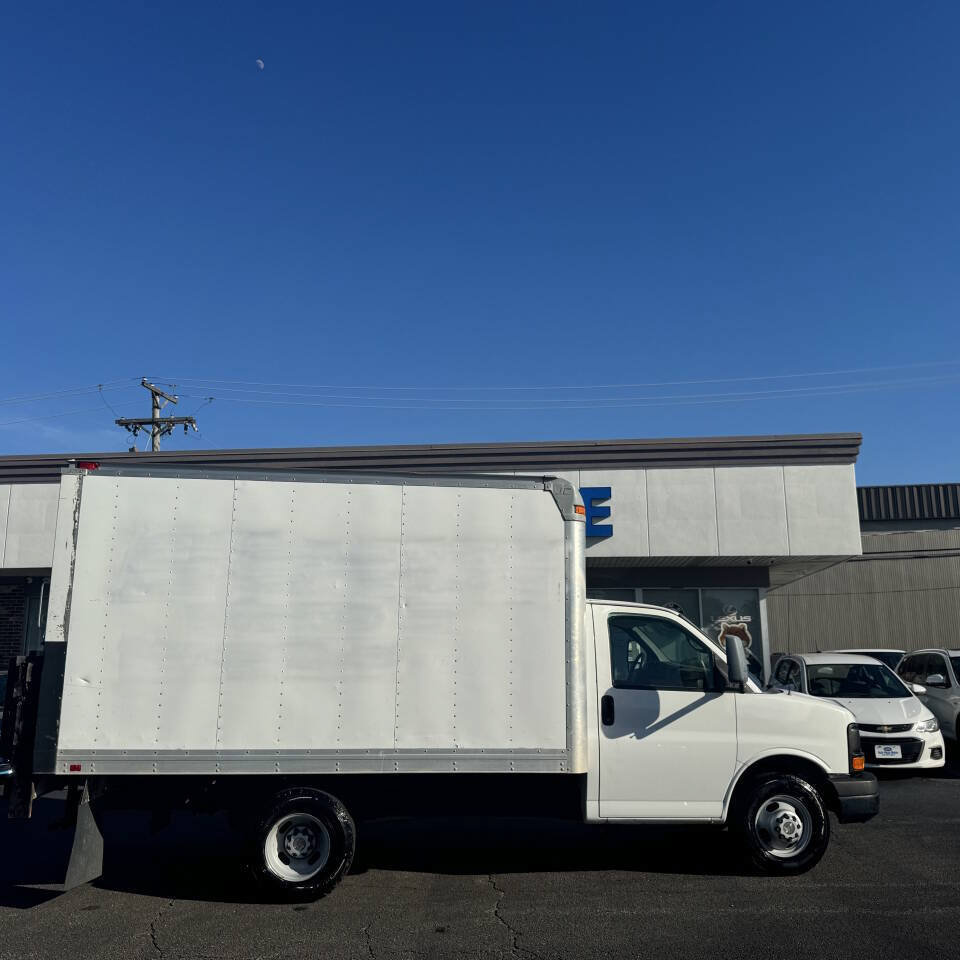 Used 2010 Chevrolet Express 3500 RWD image 9