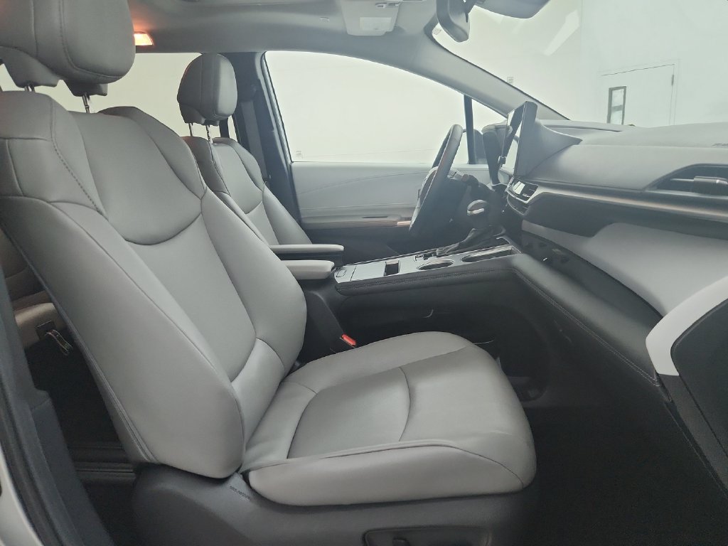Used 2025 Toyota Sienna XLE FWD image 38