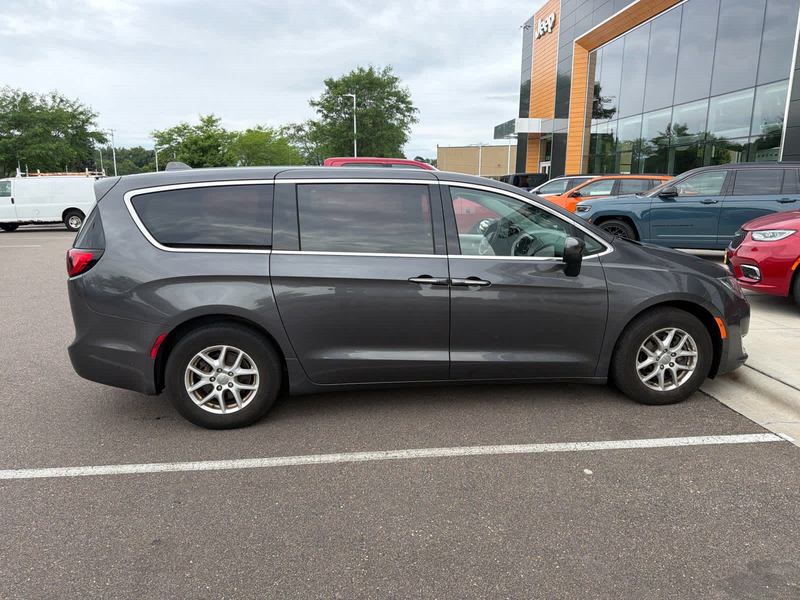 Used 2017 Chrysler Pacifica Touring Plus w/ Security Group FWD image 3