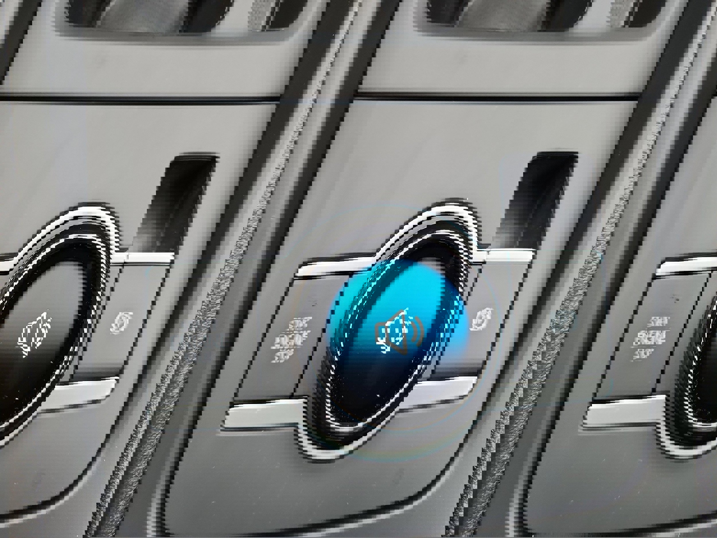 New 2026 Volkswagen Tiguan SE R-Line image 18