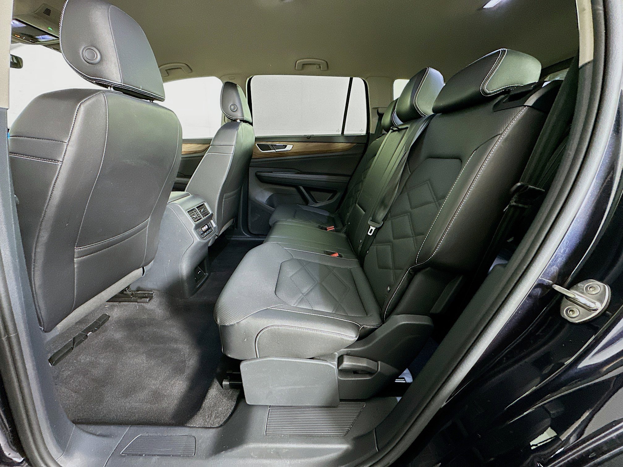 Used 2025 Volkswagen Atlas SE image 27