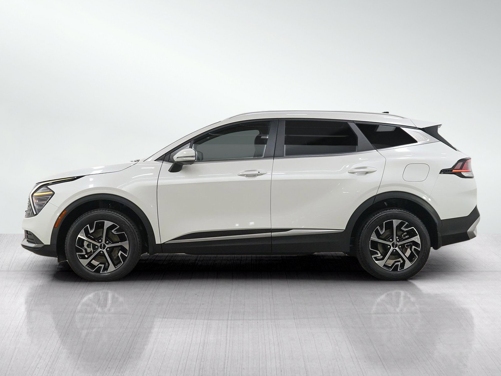 Used 2025 Kia Sportage EX AWD/4WD image 2