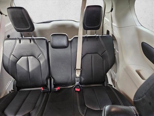 Used 2023 Chrysler Pacifica Touring-L FWD image 13