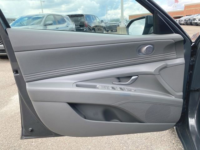 Used 2023 Hyundai Elantra SEL w/ Convenience Package image 13