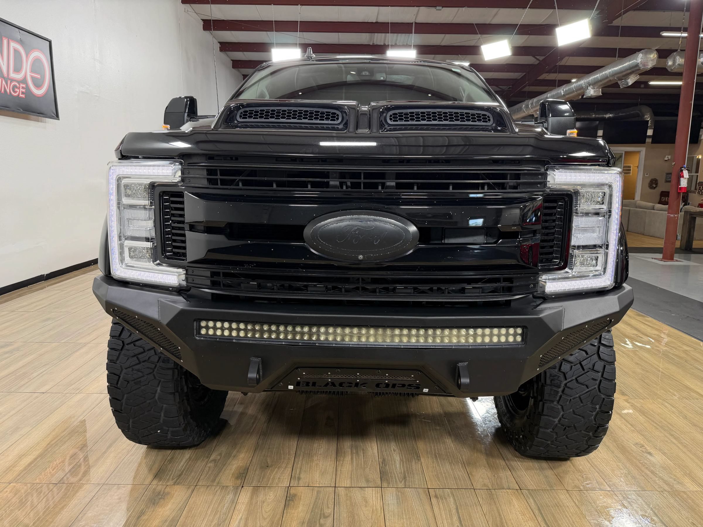 Used 2019 Ford F250 Lariat w/ Lariat Ultimate Package AWD/4WD image 2