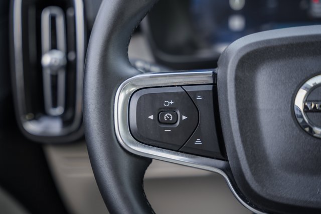Used 2023 Volvo XC40 B5 Plus w/ Climate Package image 28