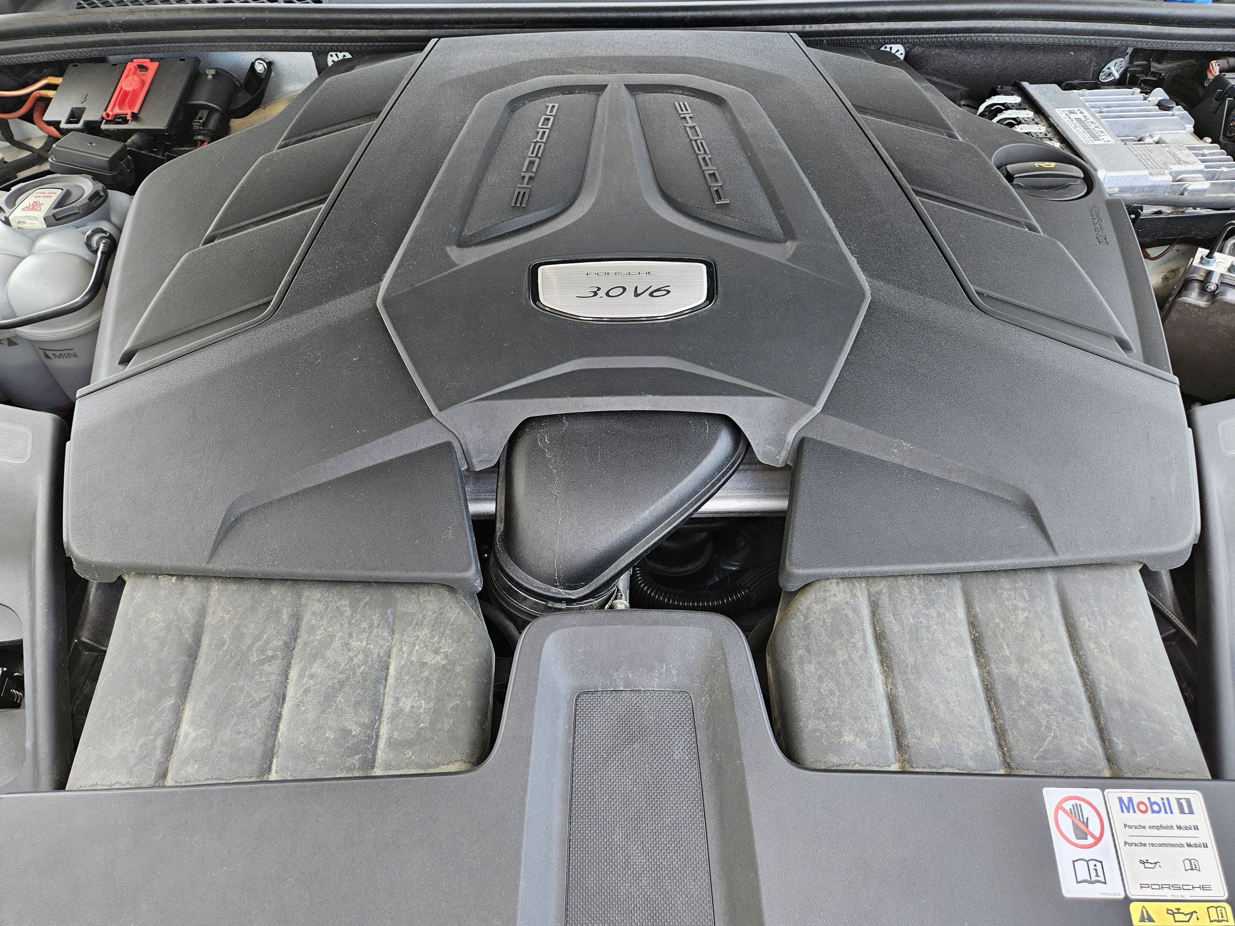 Certified 2023 Porsche Cayenne Platinum Edition AWD/4WD image 30