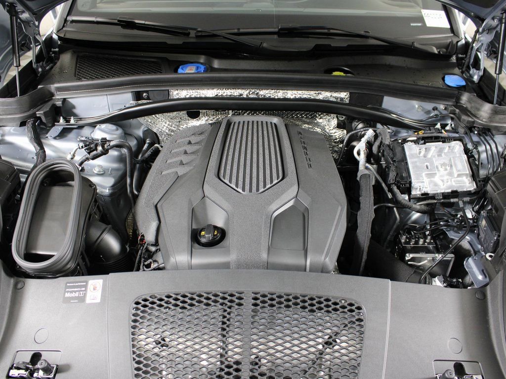 Certified 2026 Porsche Macan AWD/4WD image 39