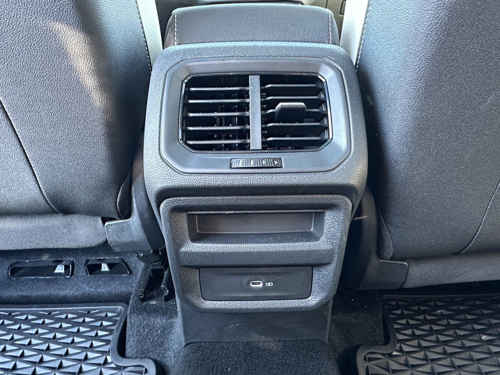 Used 2025 Volkswagen Taos SE w/ Panoramic Sunroof Package image 11