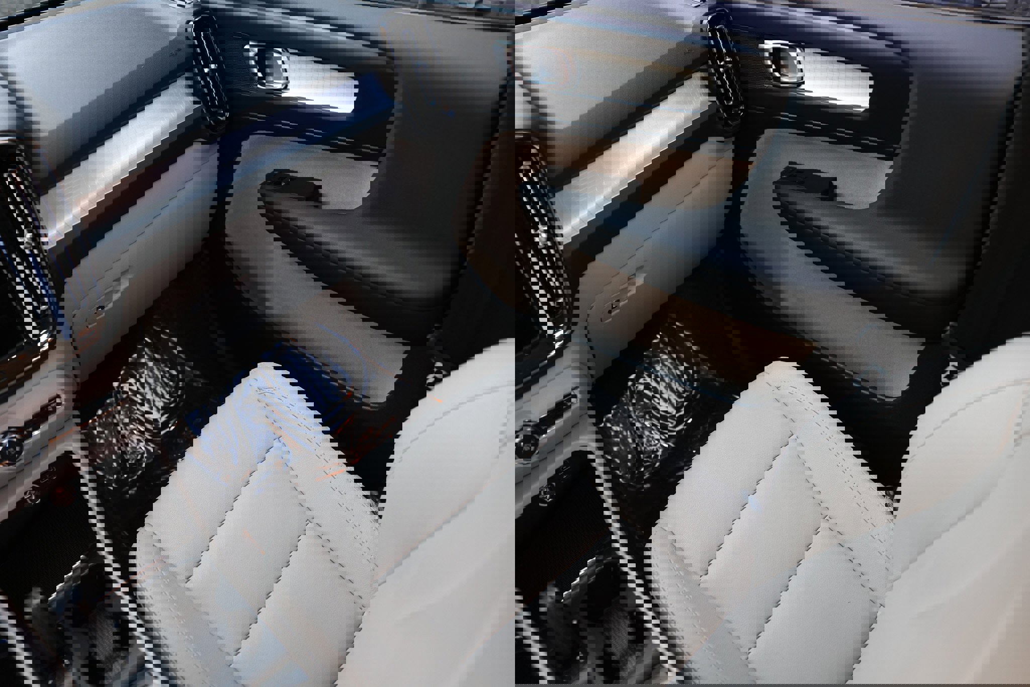 Used 2021 Volvo XC40 T4 Momentum w/ Protection Package Premier image 27