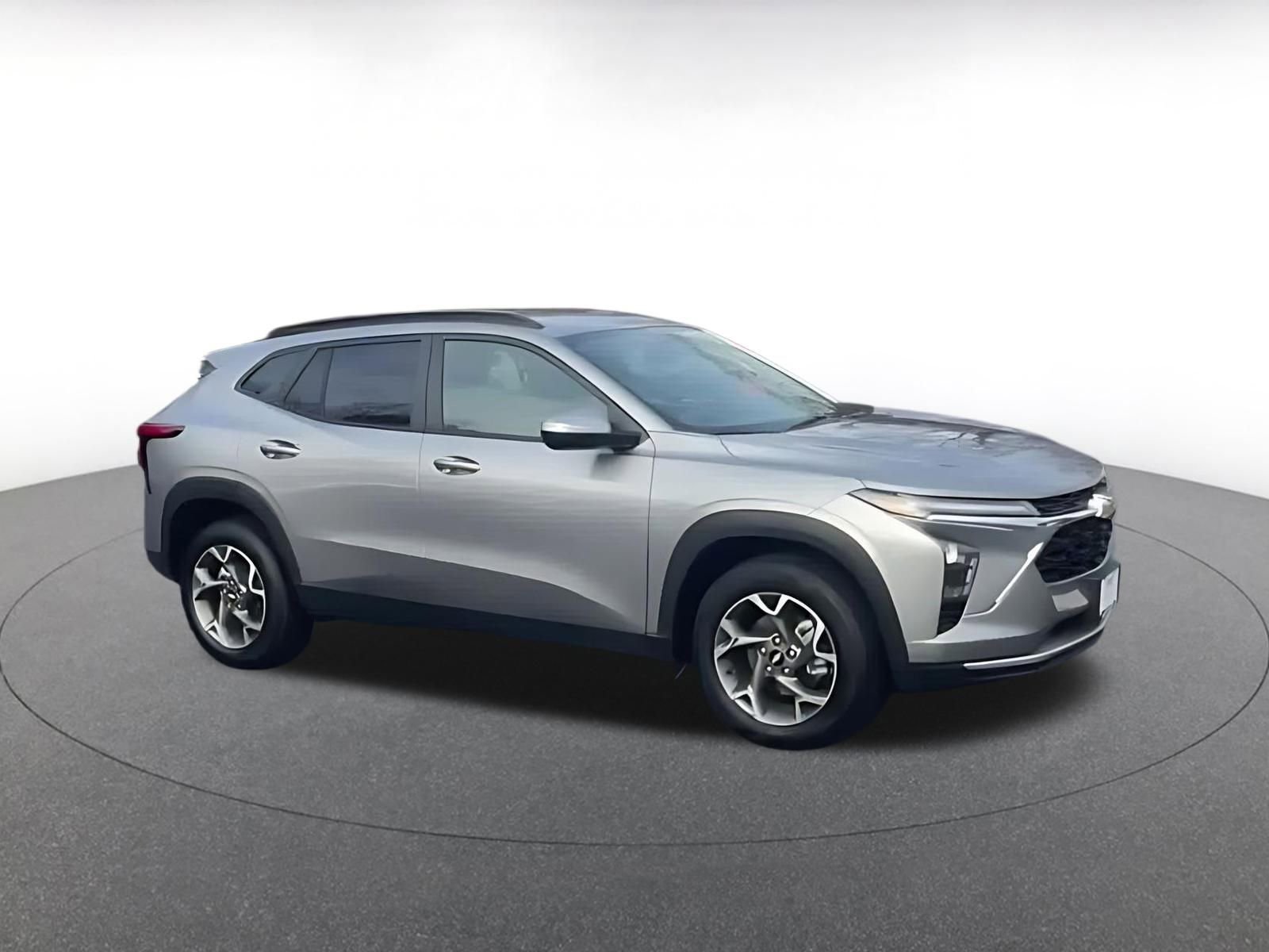 Used 2025 Chevrolet Trax LT image 2