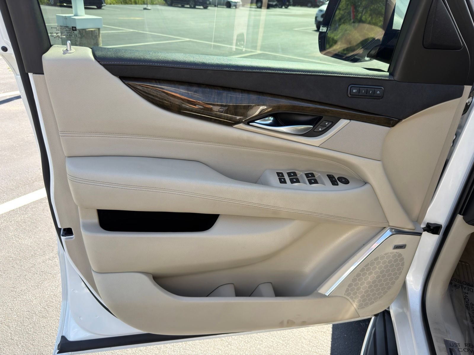 Used 2018 Cadillac Escalade Luxury AWD/4WD image 12
